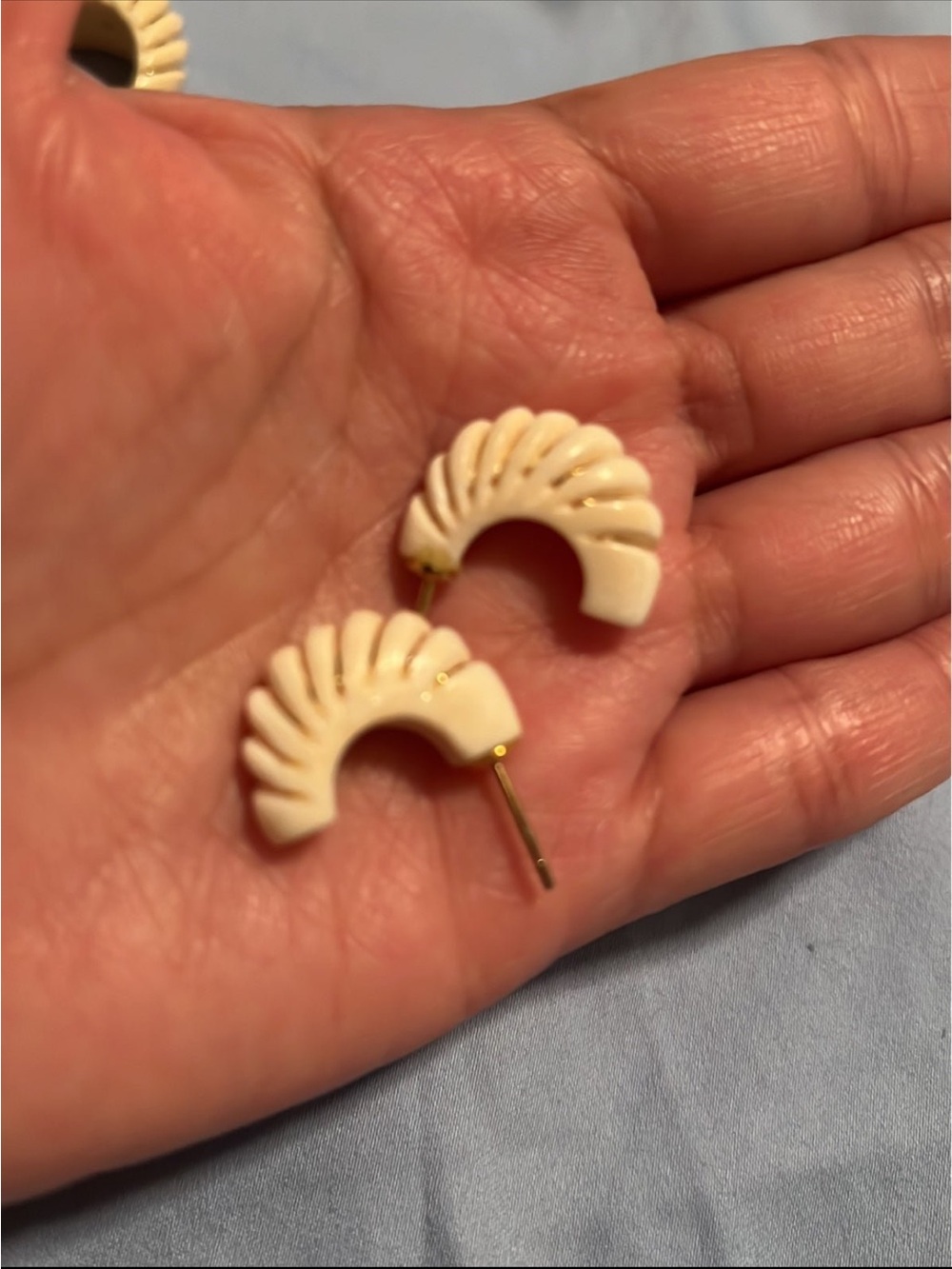 14k real Gold-Post Cream Fan-Shaped Stud Earrings